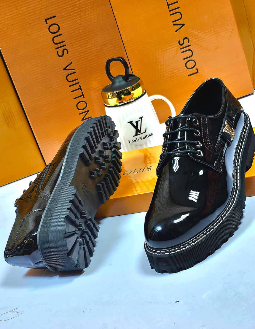 Men's black casual lace-up footwear
